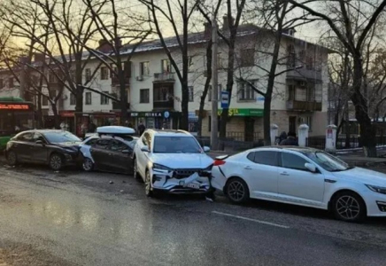 Алматыда қоғамдық көліктің қатысуымен жаппай жол апаты болды: бір адам зардап шекті