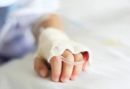 «Ата-анасымен бірге қонаққа барған»: Қарағандыда төрт жасар бүлдіршін 4-қабаттан құлап кетті