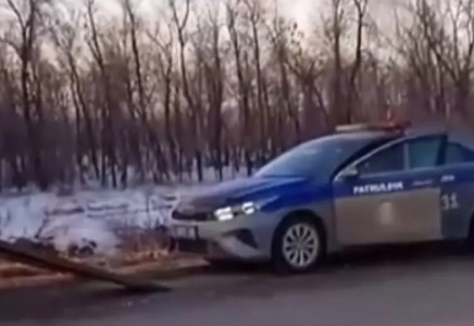 БҚО-да полицейлер жүргізушіні тоқтатып, өздері айыппұл алды