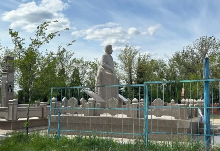 Ақтөбелік кәсіпкер өзіне бейіт салып, ескерткіш орнатып алған