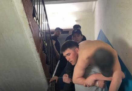 Өскеменде ер адам тұрғын үйдің шатырынан секіріп кете жаздады 