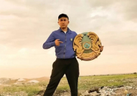 Қоқыстағы елтаңбаны төріне әкеп ілген блогерге қомақты айыппұл салынды