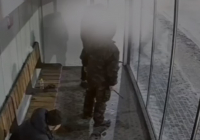 Астанада 30 жастағы жігіт жылы аялдаманың есігін сындырып, қашып кеткен