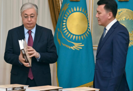 Мемлекет басшысына Саяси қуғын-сүргін құрбандарын толық ақтау жөніндегі көптомдық таныстырылды