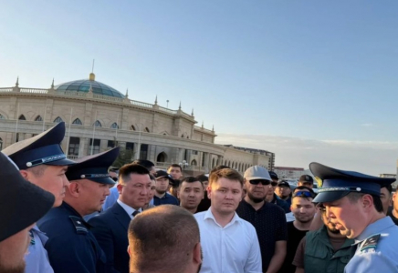 Атырауда шетелдік нөмірлі көліктерге жаппай тексерістен кейін жүргізушілер бас көтерді