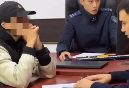 Құлағы естімейтін такси жүргізушісін мазақ қылған блогерді полиция шақырып алды (ВИДЕО) Құлағы естімейтін такси жүргізушісін мазақ қылған блогерді полиция шақырып алды (ВИДЕО)