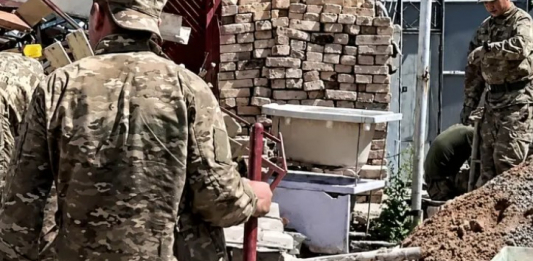“Тергеу басталды“. Қорғаныс министрлігі құрылыс алаңындағы сарбаздардың видеосын түсіндірді