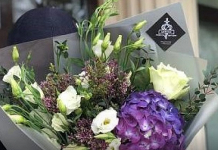 Әйелдің кеудесіне қол тигізген: Гүл жеткізген курьерге айып тағылды 