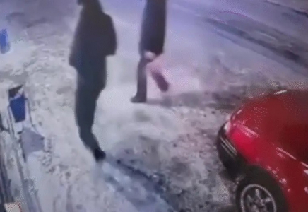 Жезқазғанда жүргізушісі жоқ жеңіл көлік еңіске сырғып кетіп, аударылып қалды (ВИДЕО)