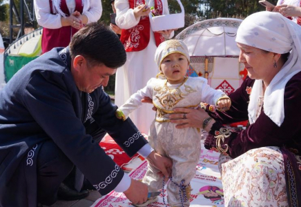 ТҮРКІСТАН: Ордабасыда бір мезетте 50 бүлдіршіннің тұсауы кесілді 