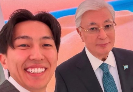 Әлемнің үздік тревел-блогері атанған Дастан Мұхамедрақым Тоқаевпен кездесті