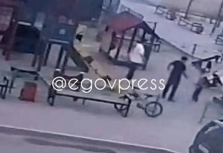 Атырауда ойнап жүрген 9 жасар ұлды танымайтын жігіт соққының астына алған (ВИДЕО)