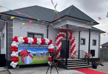 Түркістандық жастар көпбалалы отбасыға баспана сыйлады