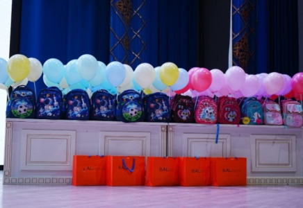 ​В Шымкенте более 70 школьников получили наборы для учебы