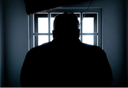 Алматыда көшеде бұрынғы әйелін ұрып-соққан ер адам 25 тәулікке қамалды