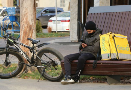 Қазақстанда курьерлер мен такси жүргізушілерінің жұмысы реттеледі