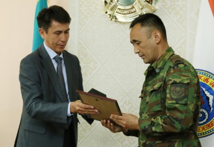 Көк-Төбедегі өртті сөндіруге атсалысқан қызметкерлер марапатталды