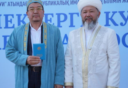 Түркістанда ислам институтының алғашқы түлектеріне куәлік табысталды