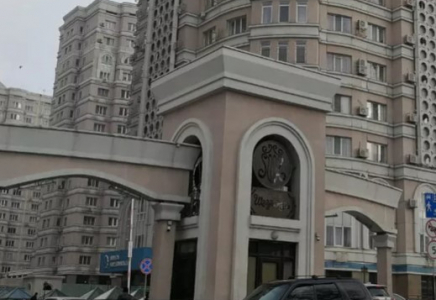 Алматыда көпқабатты тұрғын үйдің 12-қабатынан ер адам секіріп кетті