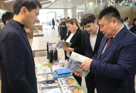 Түркістан төрінде кітап жәрмеңкесі өтіп жатыр