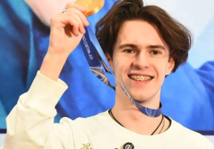 Олимпиада чемпионы Михаил Шайдоровты жанкүйерлері Алматы әуежайында күтіп алды