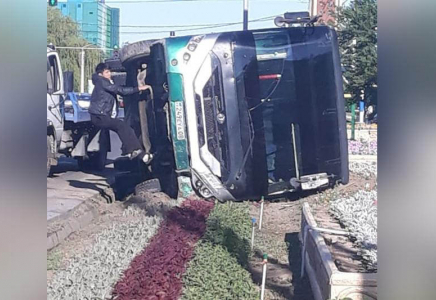 ​Таразда автобус аударылып қалды