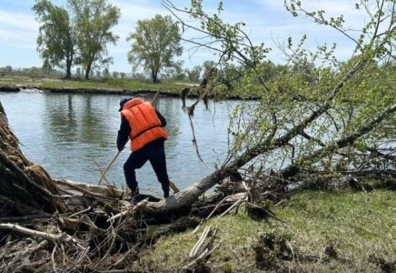 Өскеменде өзенді жүзіп өтпек болған екі жігіт суға батып кетті 