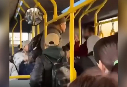 Алматы әуежайында пышақпен шабуыл жасаған ер адам былтыр автобуста әйел адамды соққыға жыққан – дереккөз