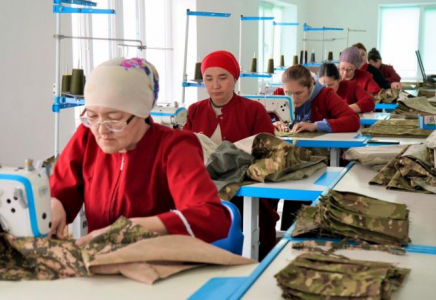 ТҮРКІСТАН: Кентауда әскери киім тігіліп жатыр