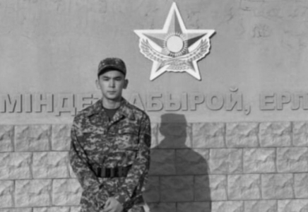 Жас сарбаз Әлібек Қалбайдың өлімі: Екі әскери шенді қызметтен қуылды