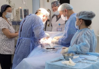 ​ШЫМКЕНТТІК ДӘРІГЕРЛЕР 4 ЖАСАР БАЛАНЫҢ ІШІНДЕГІ ҮЛКЕН ІСІКТІ СӘТТІ АЛЫП ТАСТАДЫ