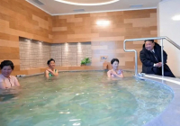 Ким Чен Ын саунада жуынып жатқан әйелдердің бөлмесіне баса көктеп кірді (ВИДЕО)