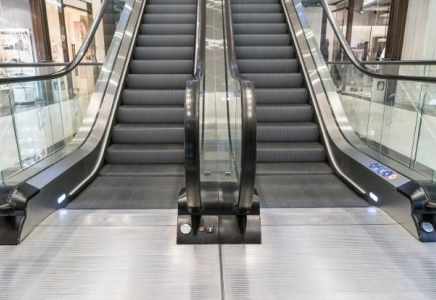 Әуежай эскалаторда жарақат алған балаға 2 млн теңге төлейді