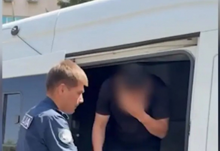 Мүгедек енесін зорлаған: Алматыда күдікті ер адамның қамауға алынған видеосы жариялады