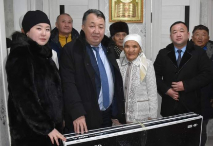 ТҮРКІСТАН: Созақтықтар бір отбасына баспана кілтін табыстады