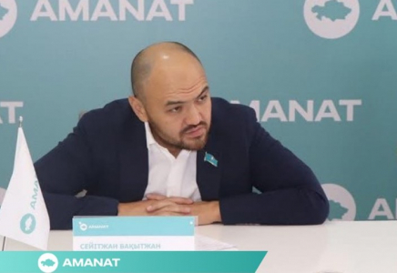 ШЫМКЕНТ: Депутат оказал поддержку социально нуждающимся матерям