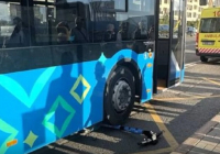 Астанада үш жасөспірім электросамокатпен автобусқа қарсы жүріп, бірі жол апатына түсті 