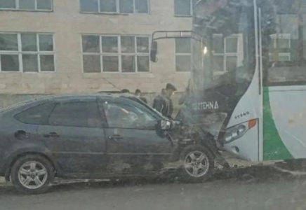 Петропавлда автобус пен жеңіл көлік соқтығысып, екі адам жарақат алды Петропавлда автобус пен жеңіл көлік соқтығысып, екі адам жарақат алды