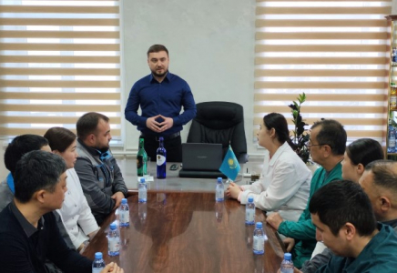 ​Маңызды тақырып төңірегіндегі диалог: Шымкенттегі еңбек ұжымдарына жаңартылған Конституция түсіндірілуде