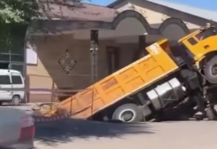 Алматы маңында тасжол опырылып, жүк көлігі түсіп кетті: видео