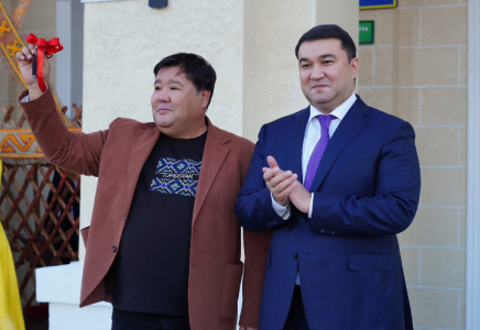 ТҮРКІСТАН: Райымбек Сейтметов театрына жаңа автобус табысталды