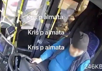 Алматыда автобус жүргізушісі телефонын шұқылаймын деп бойжеткенді қағып кетті (ВИДЕО)