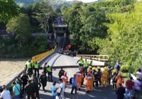 Жаңа көпір салтанатты ашылу сәтінде опырылып түскен: оның үстінде тұрған әкім өзенге құлап кетті (ВИДЕО)