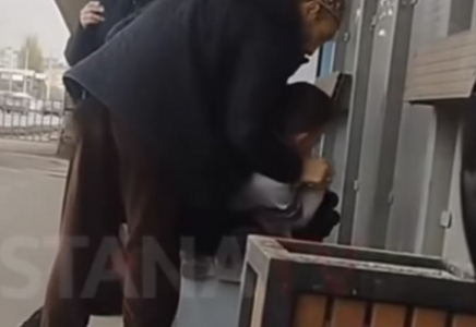 Алматыда баланың қолын қайырып ұстаған ер адам видеоға түсіп қалды