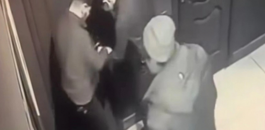 Оралда екі ер адам әйелдер дәретханасында ұсталып қалып, соққыға жығылды (видео)