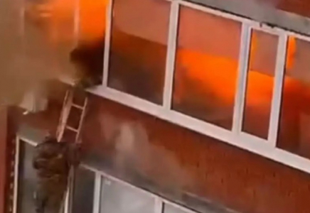 Оралдағы өрт: жарылыстың ортасында қалған құтқарушының жағдайы белгілі болды (ВИДЕО)