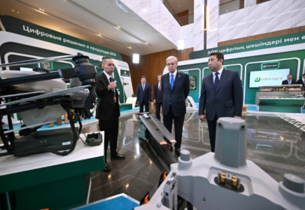 Мемлекет басшысы ауыл шаруашылығындағы цифрлық шешімдер көрмесін аралап көрді