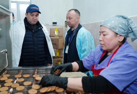 ТҮРКІСТАН: Облыс әкімі Сарыағаштағы кәсіпкерлермен кездесті
