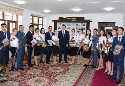 ТҮРКІСТАН: Түлкібас ауданының әкімі жас ұстаздарды қабылдады 