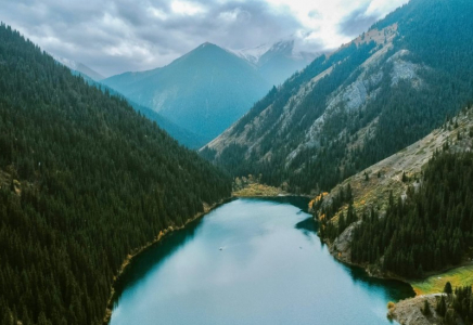 Көлсайда туристік автобус таудан құлап кетті (видео)